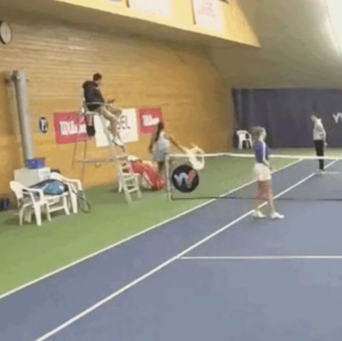 Scene incredibile la Praga » Tenismena care a eliminat-o pe Ana Bogdan de la Australian Open a aruncat scaunul în perete după ce a pierdut finala