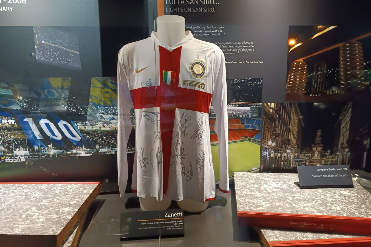 Trofeul Stelei, expus la muzeul stadionului San Siro din Milano