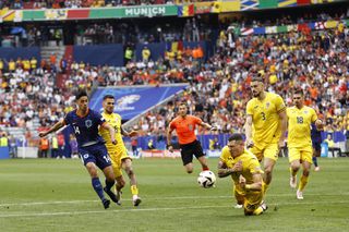 Internaționalul român cu două meciuri la Euro 2024 riscă să rămână fără echipă în vară: o accidentare cumplită e de vină