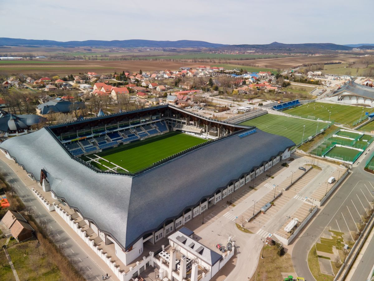 La 870 de km de București găsim un stadion unic în lume: cetate medievală, mănăstire sau arenă de fotbal?
