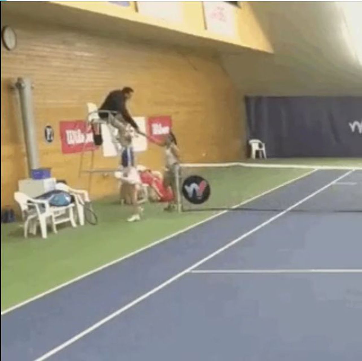 Scene incredibile la Praga » Tenismena care a eliminat-o pe Ana Bogdan de la Australian Open a aruncat scaunul în perete după ce a pierdut finala