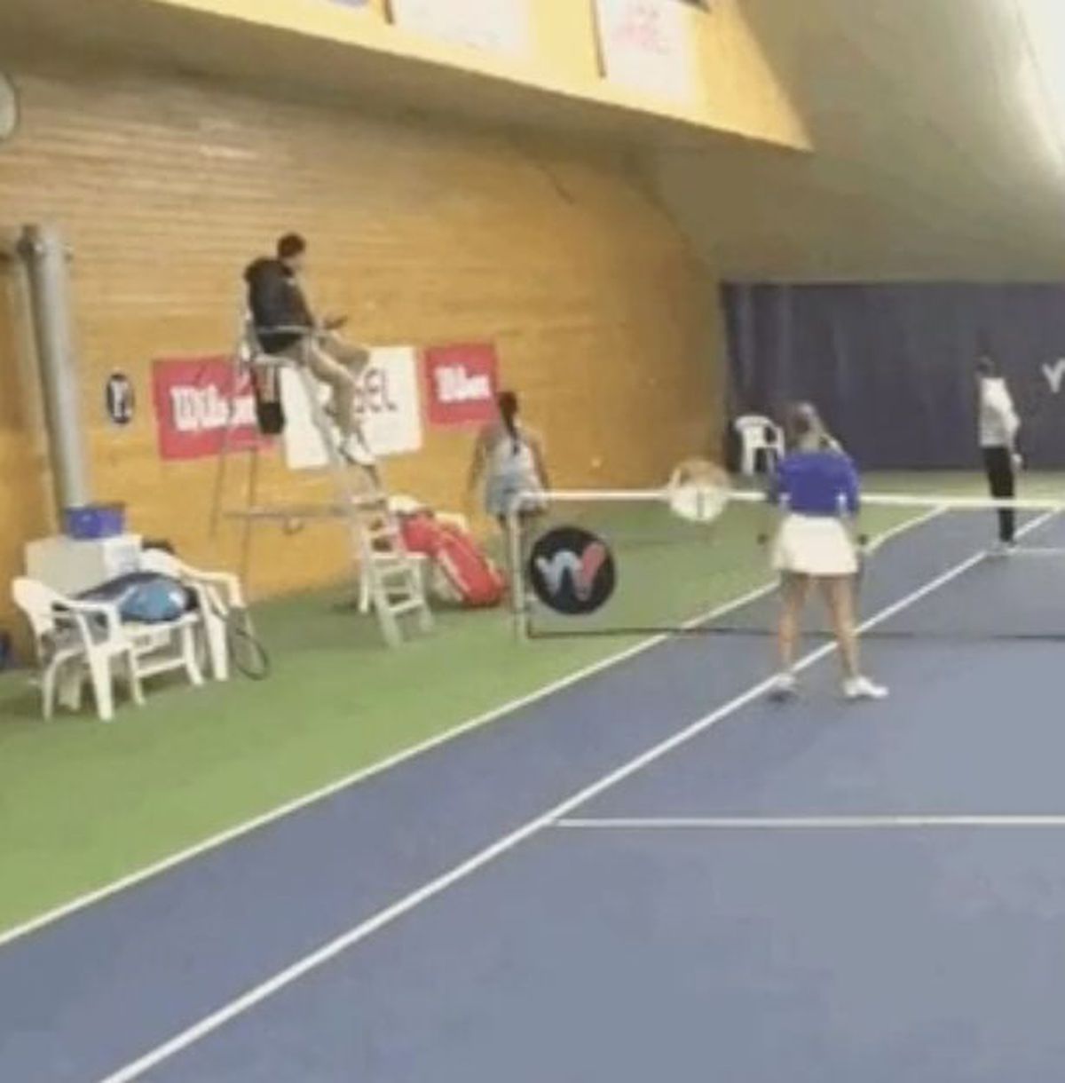 Scene incredibile la Praga » Tenismena care a eliminat-o pe Ana Bogdan de la Australian Open a aruncat scaunul în perete după ce a pierdut finala