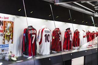 Trofeul rar inscripționat cu „Steaua București” a fost expus la muzeul stadionului San Siro din Milano