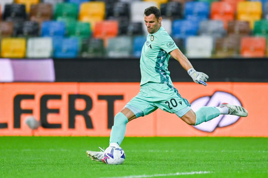 Daniele Padelli, într-unul dintre cele 17 meciuri în care a apărat la Udinese / Foto: Imago „Bunicul” iese în calea lui Cristi Chivu » Cine va intra în poarta adversarei Parmei după accidentarea lui Sava!