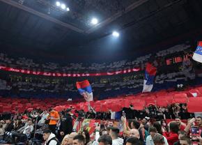 Peste 20.000 de sârbi au creat o atmosferă electrizantă la un meci de Euroligă: mesaje pro-Rusia și scandări împotriva adversarilor