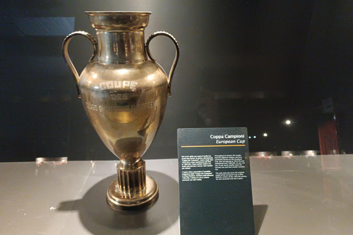 Trofeul Stelei, expus la muzeul stadionului San Siro din Milano