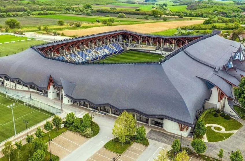 Micuțul stadion Pancho, din Felcsut, îi leagă pe români de o amintire foarte frumoasă, și anume calificarea naționalei la Euro 2024. Arena are un design impresionant și poate fi confundată cu un castel.