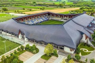 La 870 de km de București găsim un stadion unic în lume: cetate medievală, mănăstire sau arenă de fotbal?