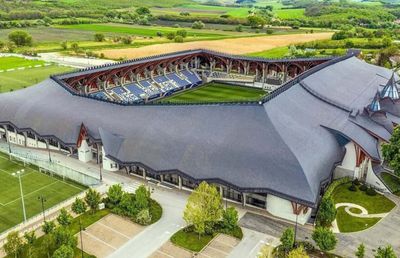 La 870 de km de București găsim un stadion unic în lume: cetate medievală, mănăstire sau arenă de fotbal?