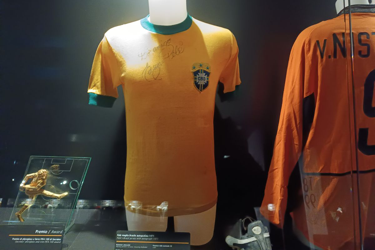 Trofeul Stelei, expus la muzeul stadionului San Siro din Milano