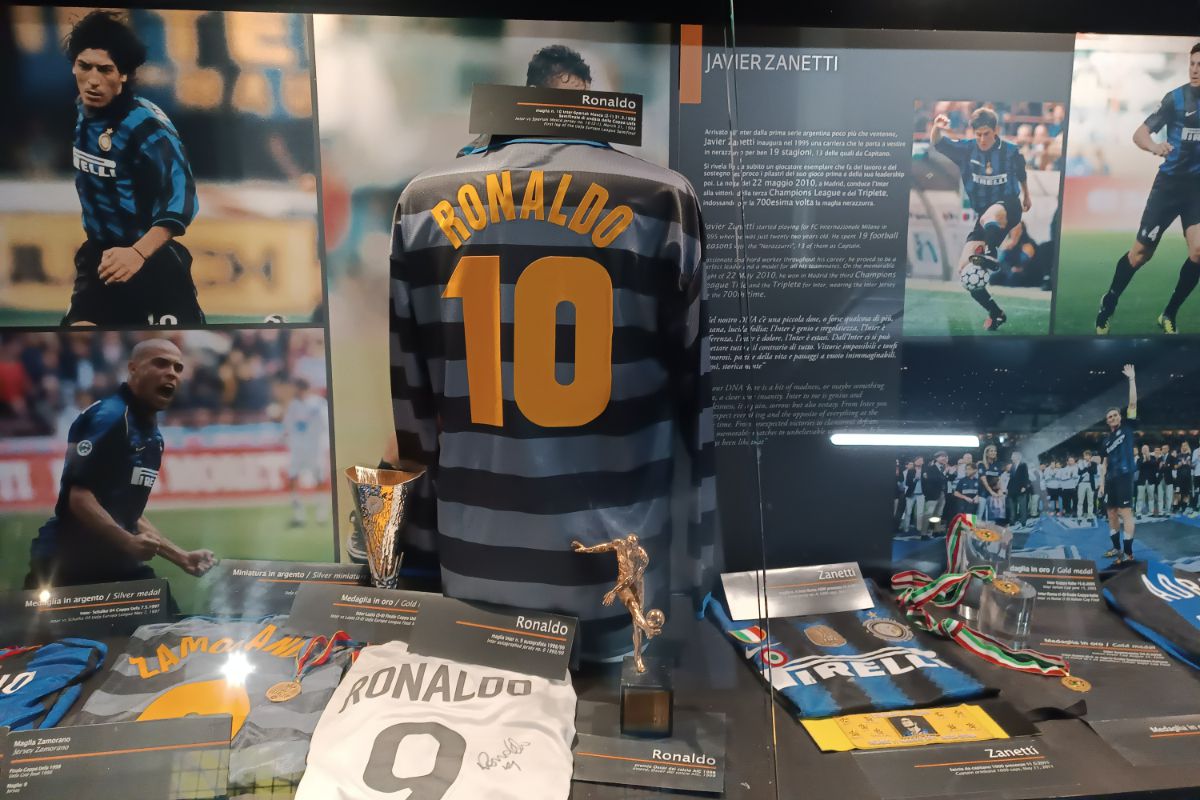 Trofeul Stelei, expus la muzeul stadionului San Siro din Milano