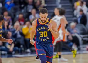 La 36 de ani, Stephen Curry continuă să joace ireal! Coș marcat de la mijlocul terenului și 56 de puncte înscrise de dublul MVP al NBA