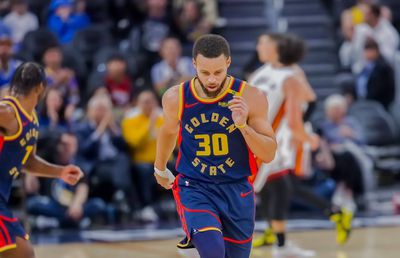 La 36 de ani, Stephen Curry continuă să joace ireal! Coș marcat de la mijlocul terenului și 56 de puncte înscrise de dublul MVP al NBA