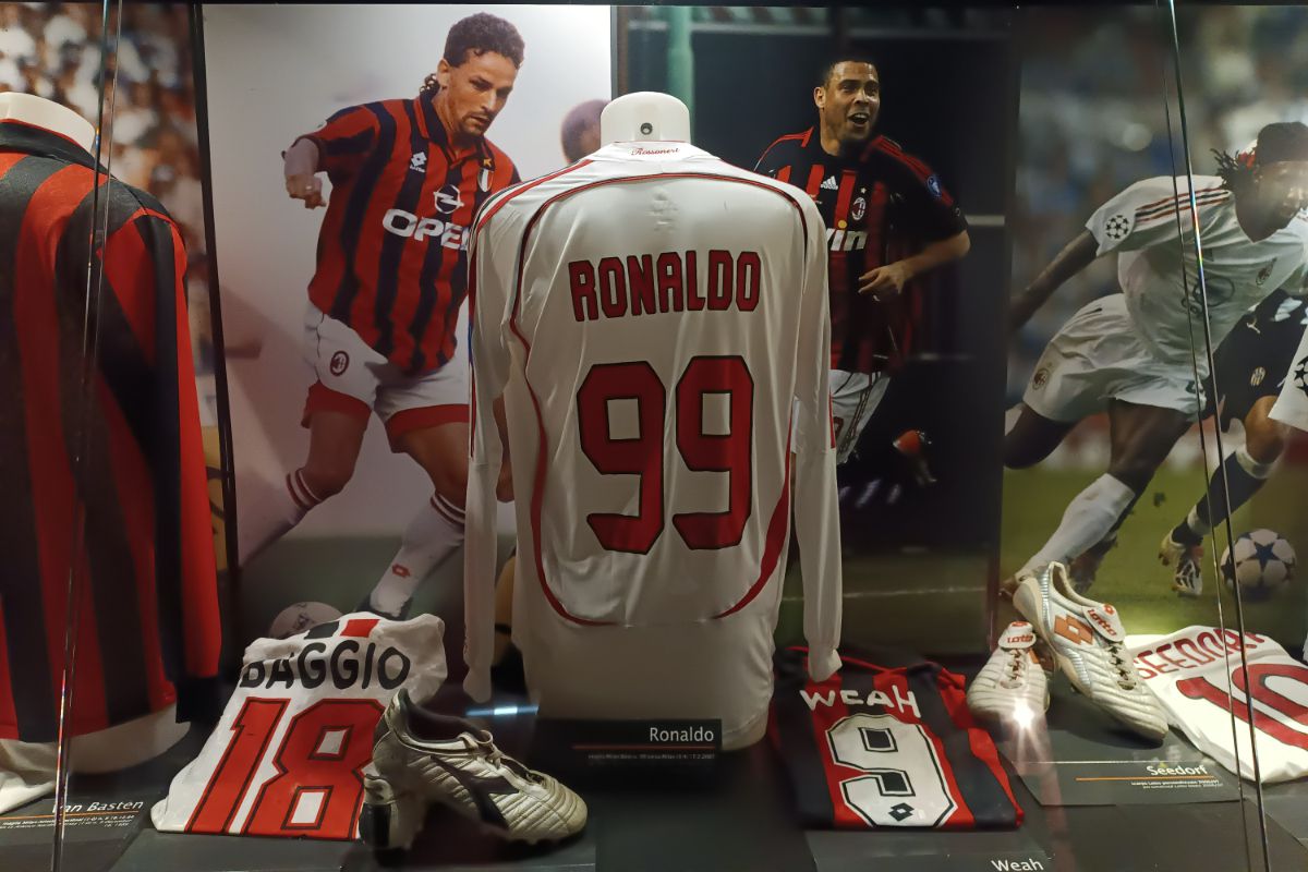 Trofeul Stelei, expus la muzeul stadionului San Siro din Milano