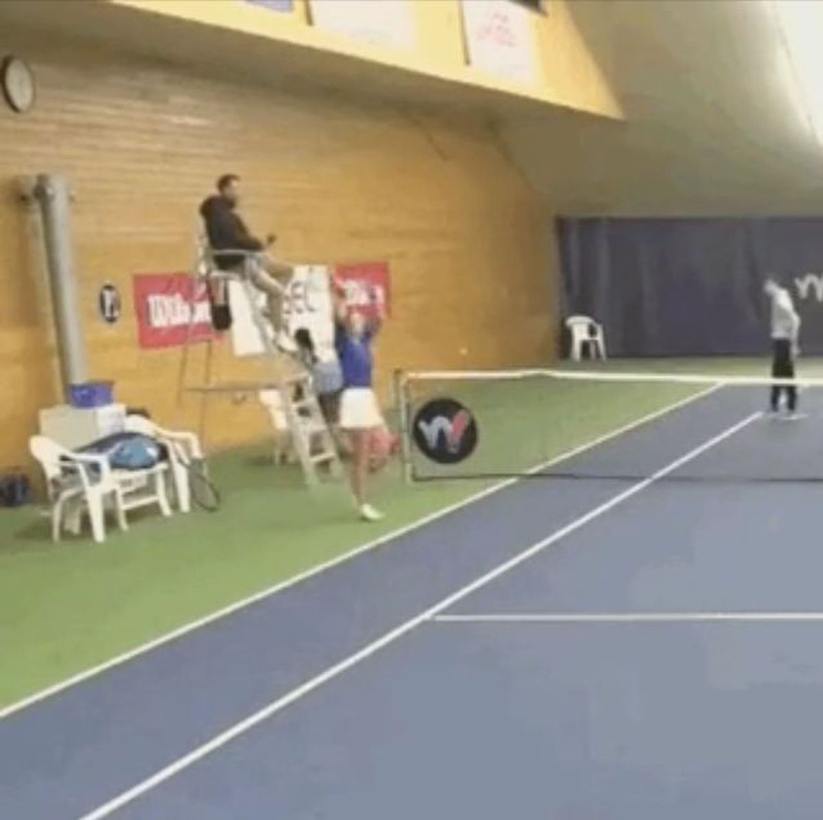 Scene incredibile la Praga » Tenismena care a eliminat-o pe Ana Bogdan de la Australian Open a aruncat scaunul în perete după ce a pierdut finala