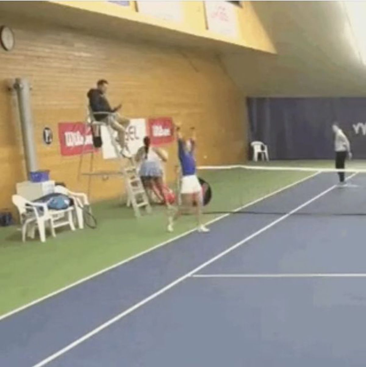 Scene incredibile la Praga » Tenismena care a eliminat-o pe Ana Bogdan de la Australian Open a aruncat scaunul în perete după ce a pierdut finala