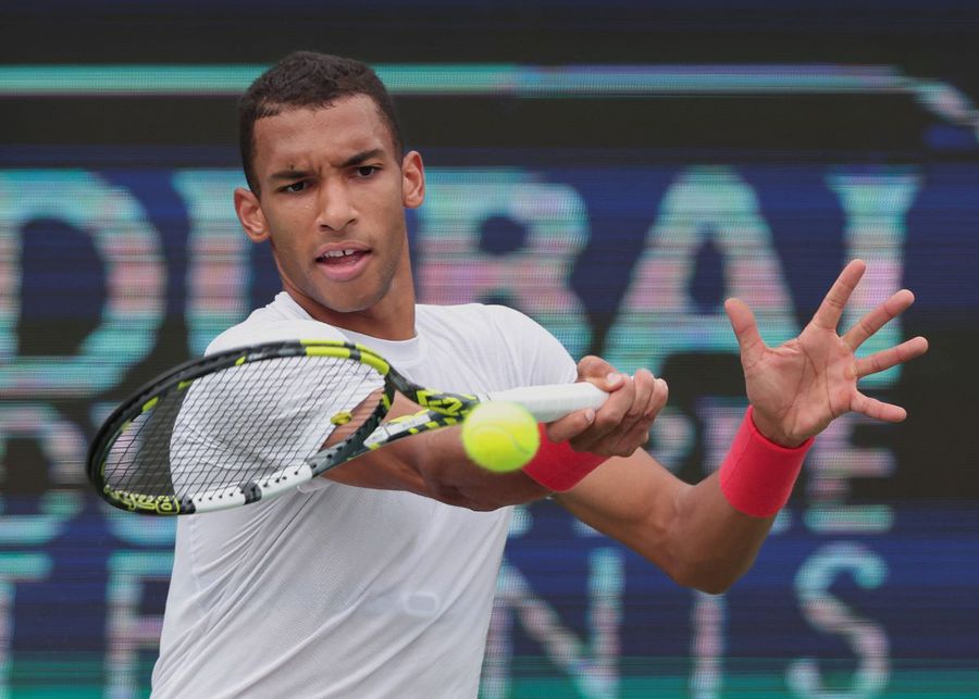 Felix Auger-Aliassime în acțiune la Dubai Foto: Imago Images Stefanos Tsitsipas va disputa o nouă finală ATP după 10 luni: „Sunt bucuros că am evitat drama de data aceasta”