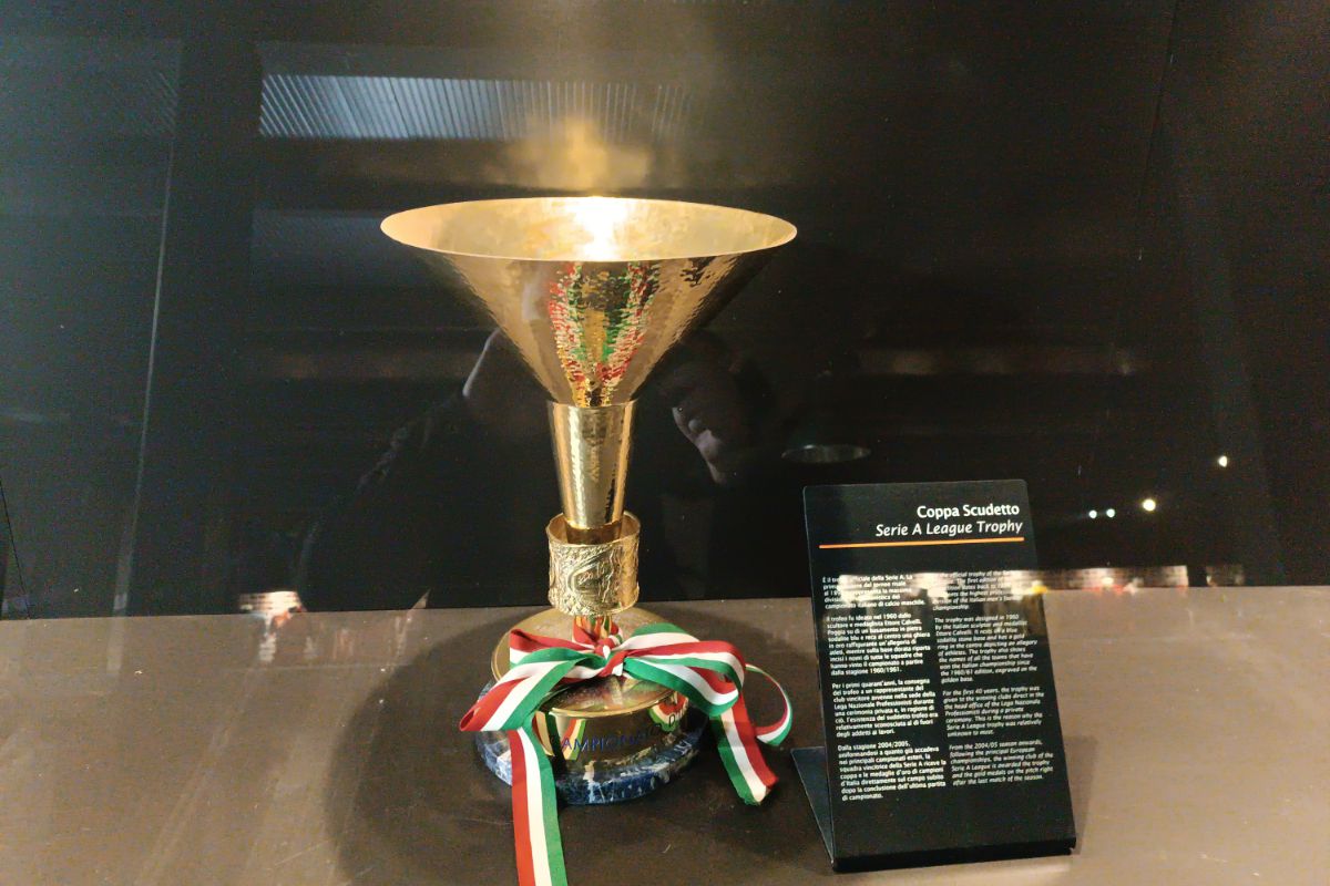 Trofeul Stelei, expus la muzeul stadionului San Siro din Milano