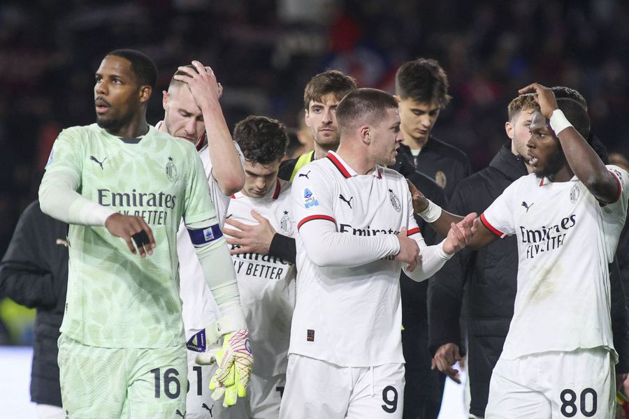 Jucătorii lui AC Milan, cu capetele plecate după eșecul cu Bologna, i-au lăsat muți pe tifosii veniți să-i susțină pe Renato dall'Ara / Foto: Imago Conceicao critică arbitrajul și presa: „Cer mai mult respect. Dacă nu vă convine, îmi iau valizele și plec!”