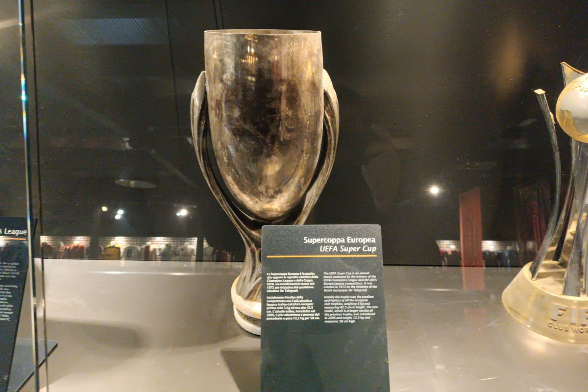 Trofeul Stelei, expus la muzeul stadionului San Siro din Milano