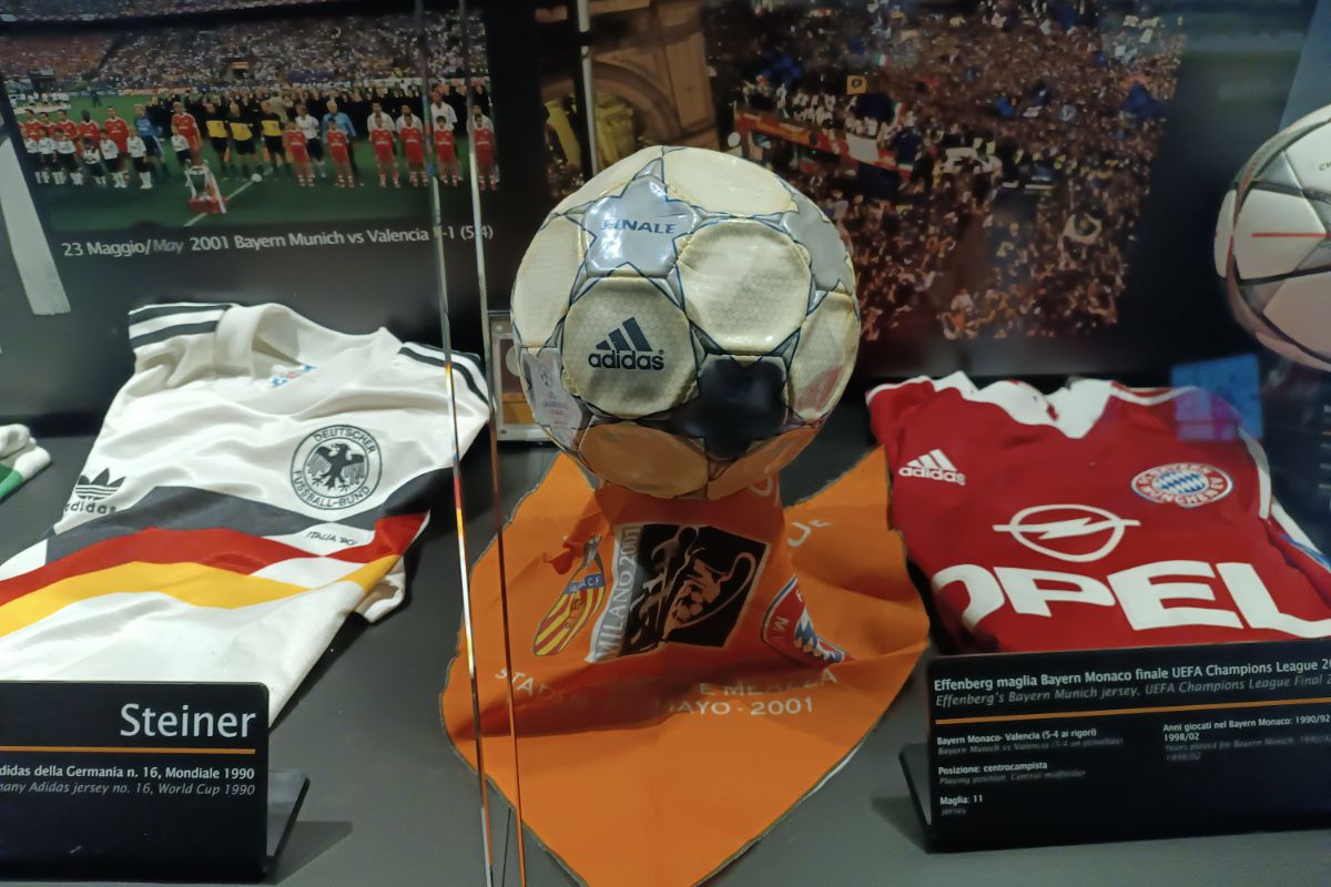 Trofeul Stelei, expus la muzeul stadionului San Siro din Milano