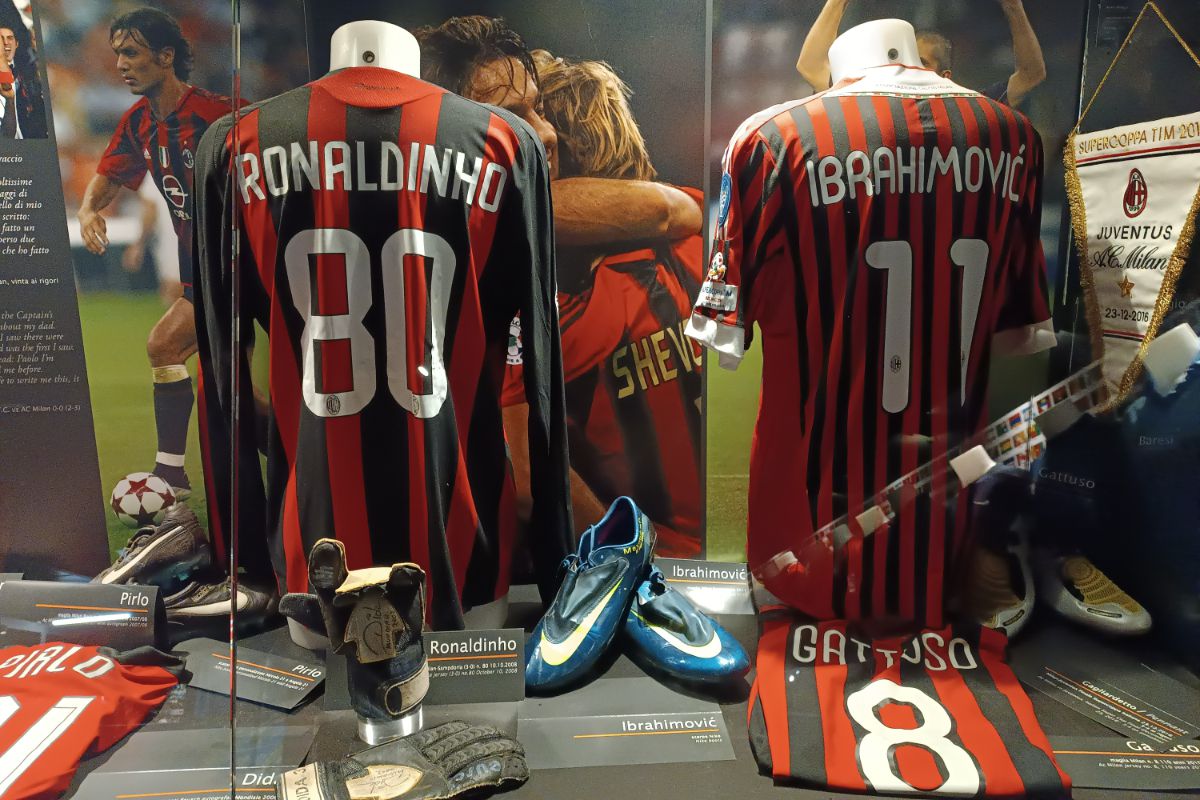 Trofeul Stelei, expus la muzeul stadionului San Siro din Milano