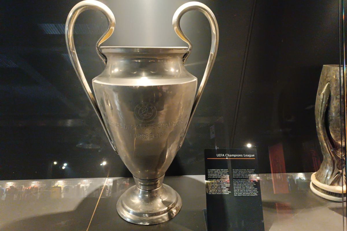 Trofeul Stelei, expus la muzeul stadionului San Siro din Milano