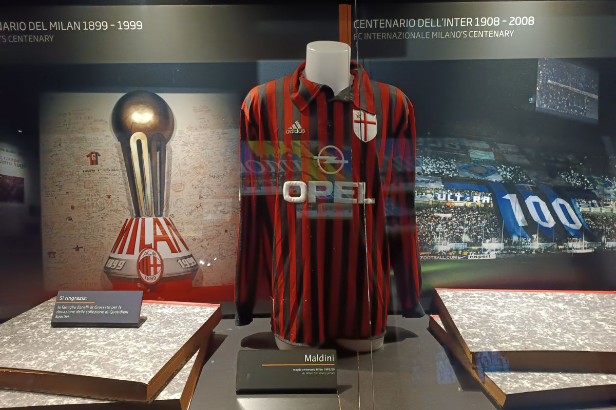 Trofeul Stelei, expus la muzeul stadionului San Siro din Milano