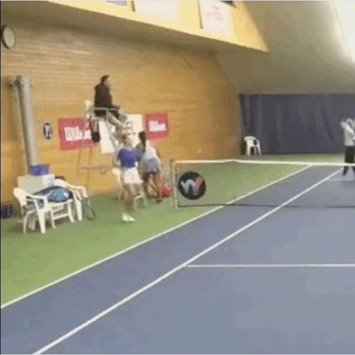 Scene incredibile la Praga » Tenismena care a eliminat-o pe Ana Bogdan de la Australian Open a aruncat scaunul în perete după ce a pierdut finala