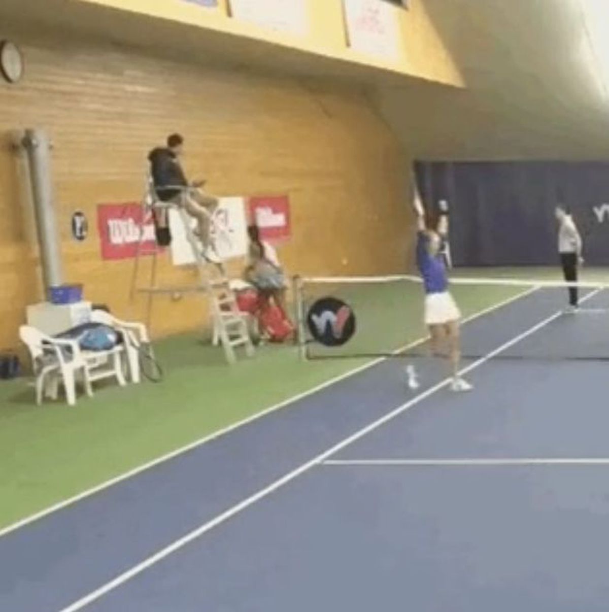 Scene incredibile la Praga » Tenismena care a eliminat-o pe Ana Bogdan de la Australian Open a aruncat scaunul în perete după ce a pierdut finala