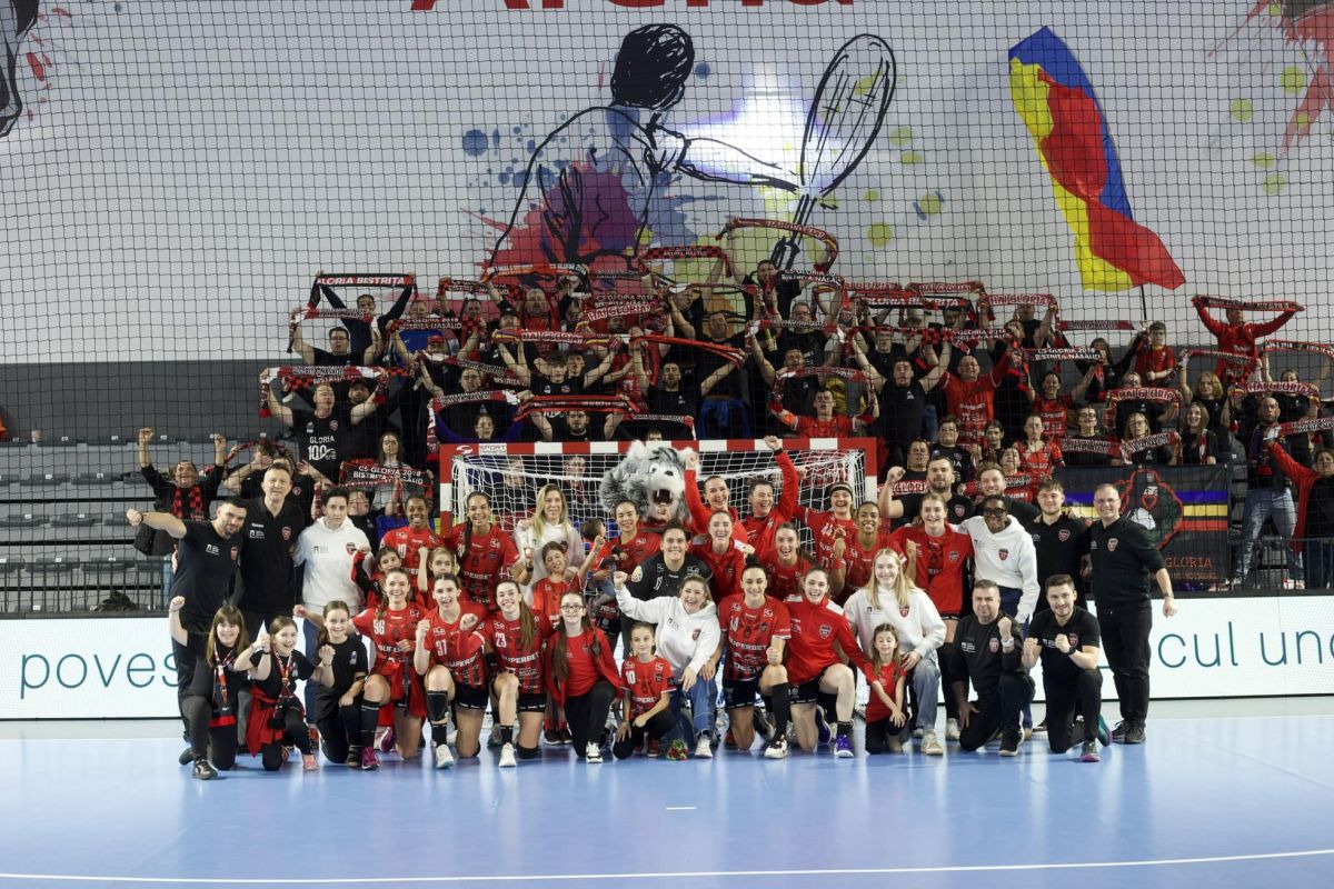 Ghici cine-i? Detaliul remarcat de fani în imaginea postată la finalul meciului Gloria Bistrița - CSM București