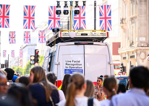 Un sistem de recunoaștere facială este implementat de Poliția Metropolitană la Oxford Circus, pe 13 mai 2025, în Londra, Anglia, foto: Guliver/gettyimages