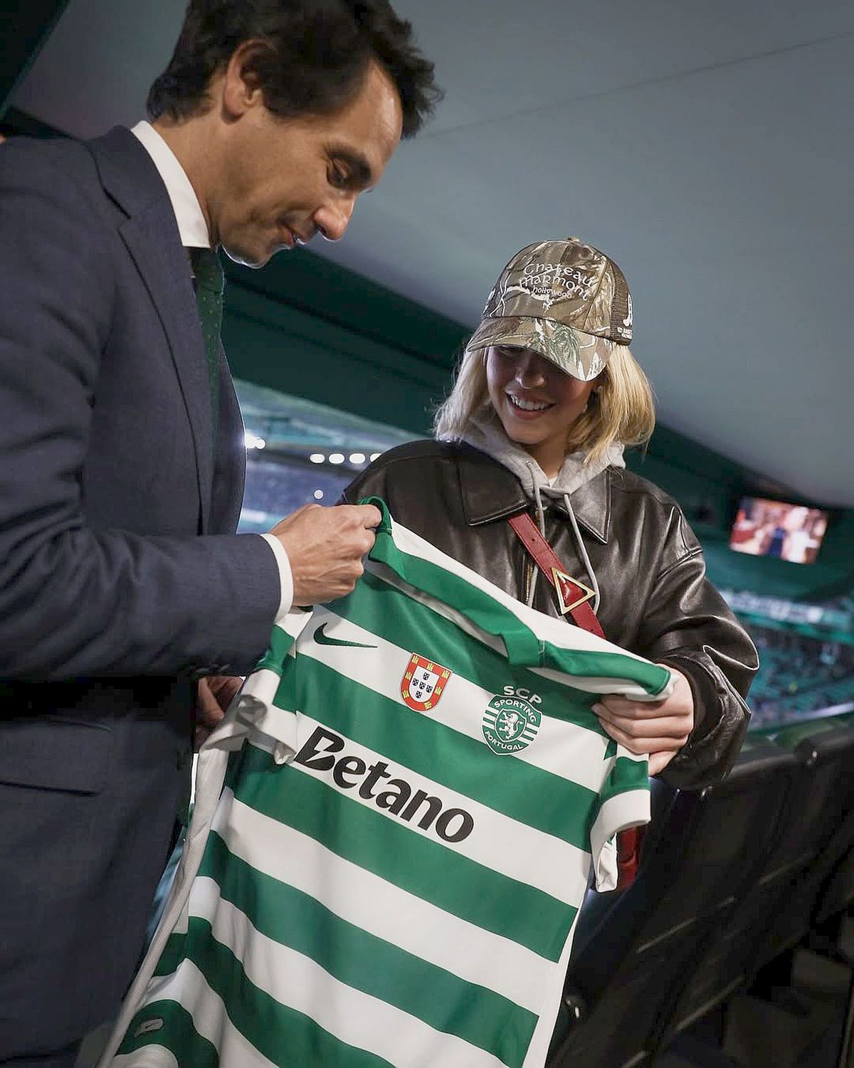 Sydney Sweeney, apariție incendiară la meciul din Europa! » Vedeta de la Hollywood a coborât pe gazon, a bătut un penalty și a celebrat ca Bruno Fernandes