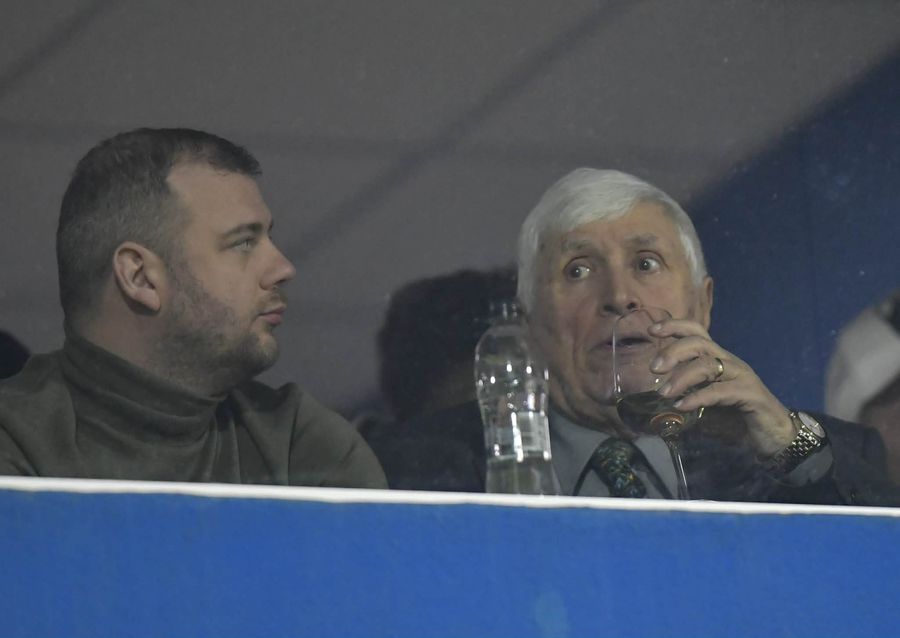 Imagine de la tribuna oficială a celor de la Farul, în timpul partidei cu CFR Cluj Nu le e frică de Legea 4! Consum de alcool, la Farul - CFR Cluj: ce îi așteaptă pe dobrogeni