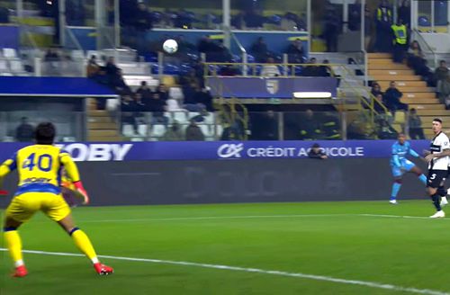 Mingea trimisă de Folorunsho a aterizat direct în plasă