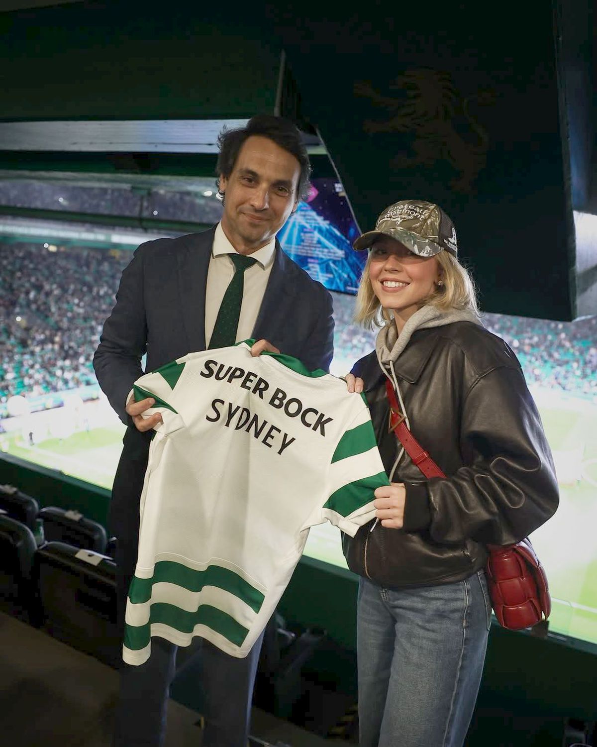 Sydney Sweeney, apariție incendiară la meciul din Europa! » Vedeta de la Hollywood a coborât pe gazon, a bătut un penalty și a celebrat ca Bruno Fernandes