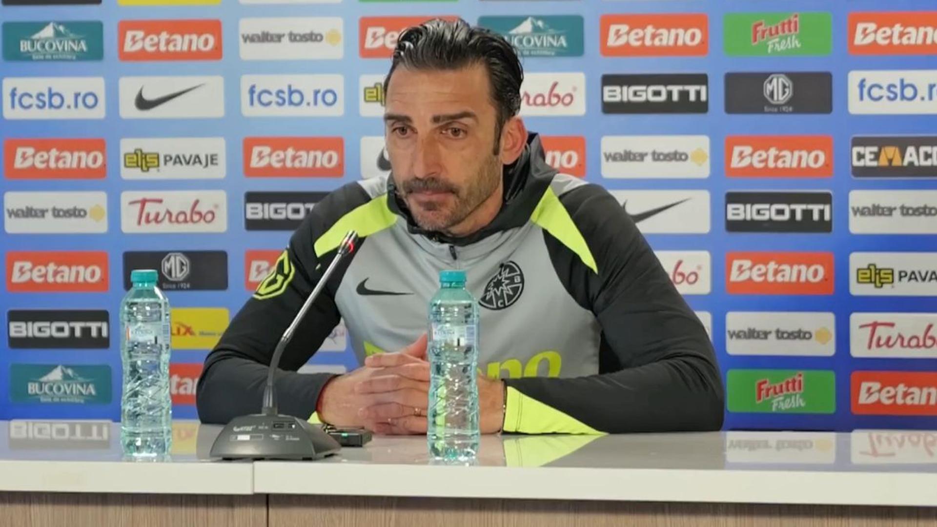 Elias Charalambous discutând despre FCSB situație și jucători accidentați, cu expresie serioasă în conferința de presă sportivă. | sursa foto: Gazeta Sporturilor
