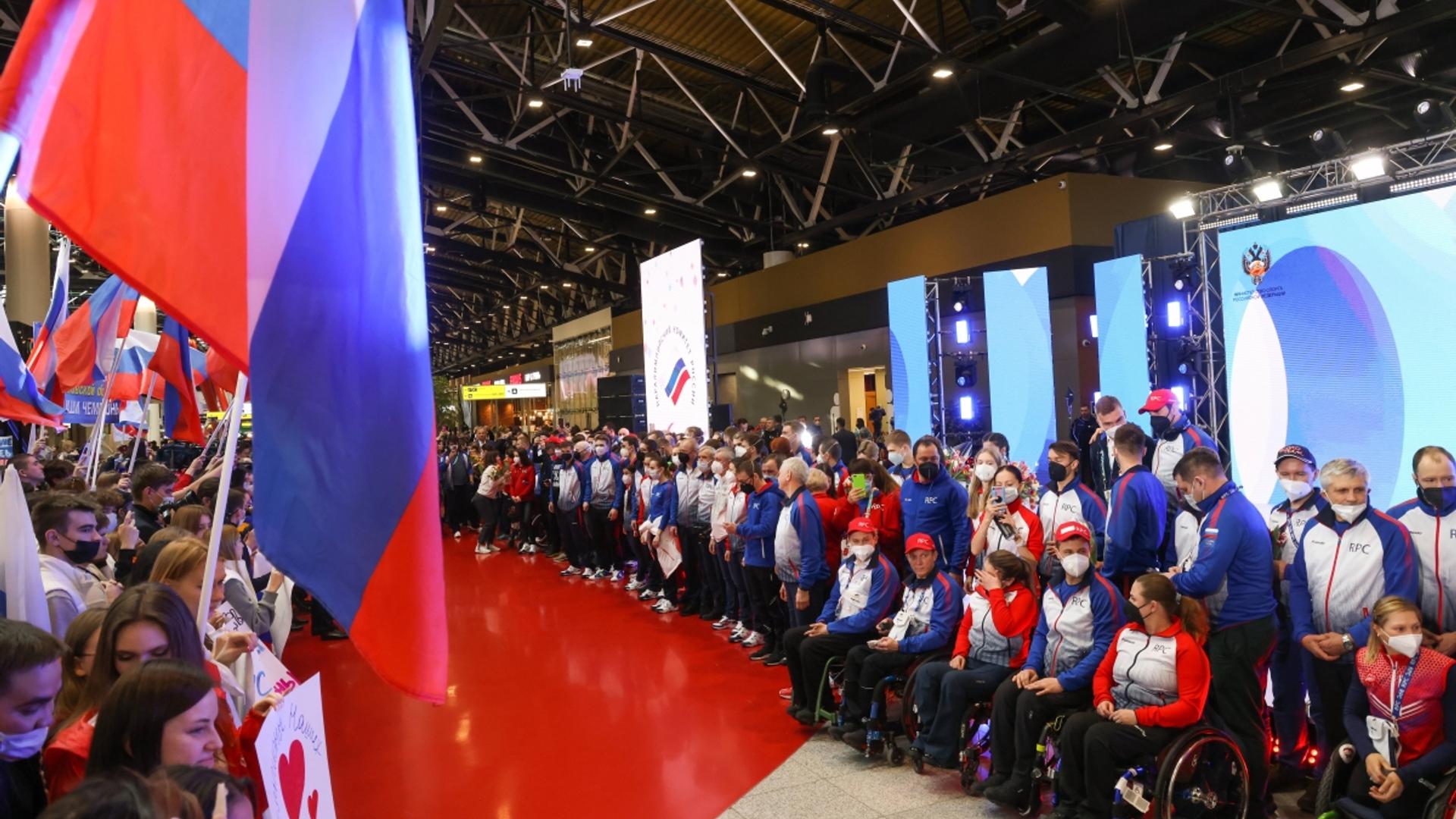 Sportivi ruși cu însemne naționale la ceremonia deschidere a Jocurilor Paralimpice, în contextul boicotului internațional crescut. | sursa foto: Gazeta Sporturilor Sportivi ruși cu însemne naționale la ceremonia deschidere a Jocurilor Paralimpice, în contextul boicotului internațional crescut. | sursa foto: Gazeta Sporturilor