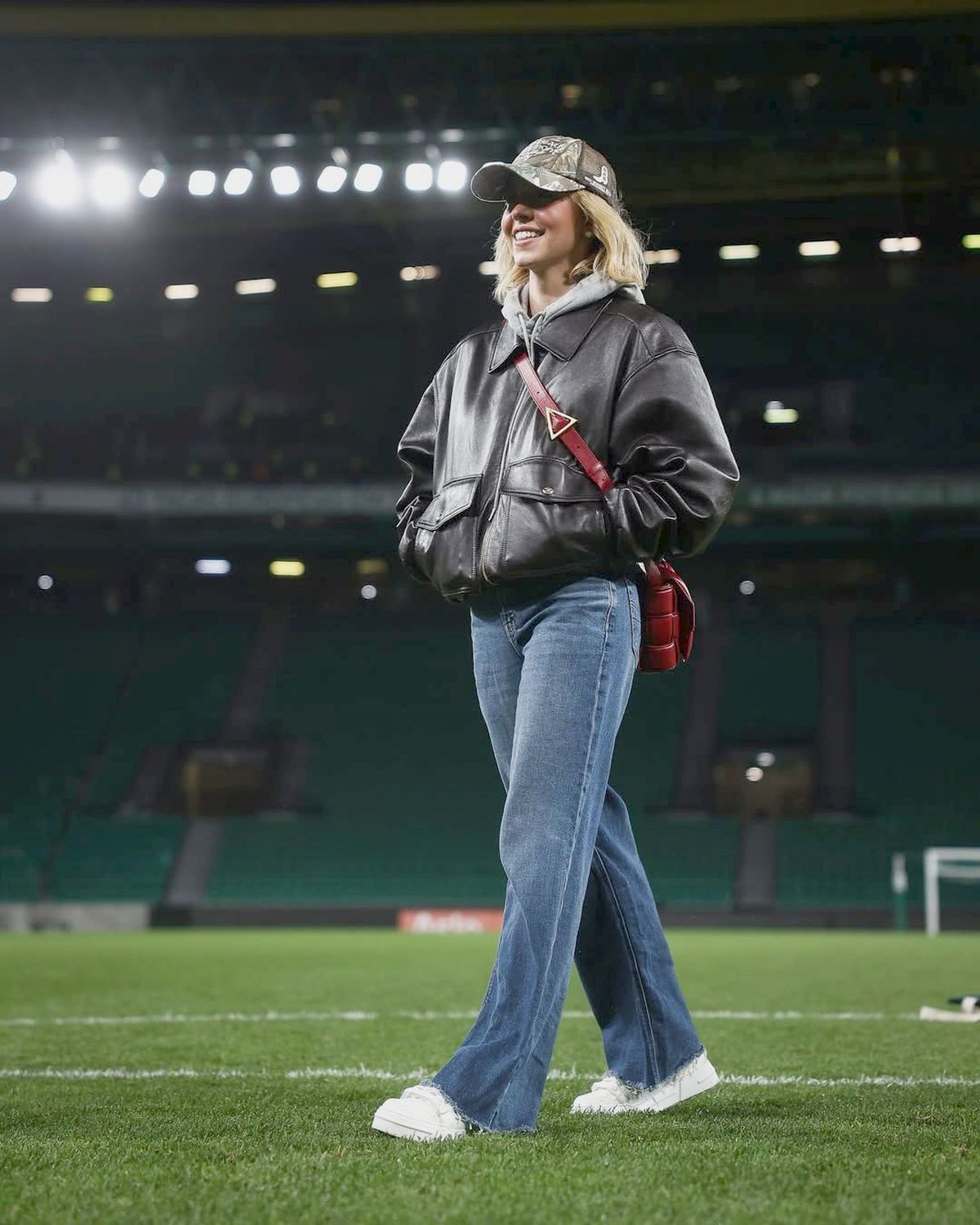 Sydney Sweeney, apariție incendiară la meciul din Europa! » Vedeta de la Hollywood a coborât pe gazon, a bătut un penalty și a celebrat ca Bruno Fernandes