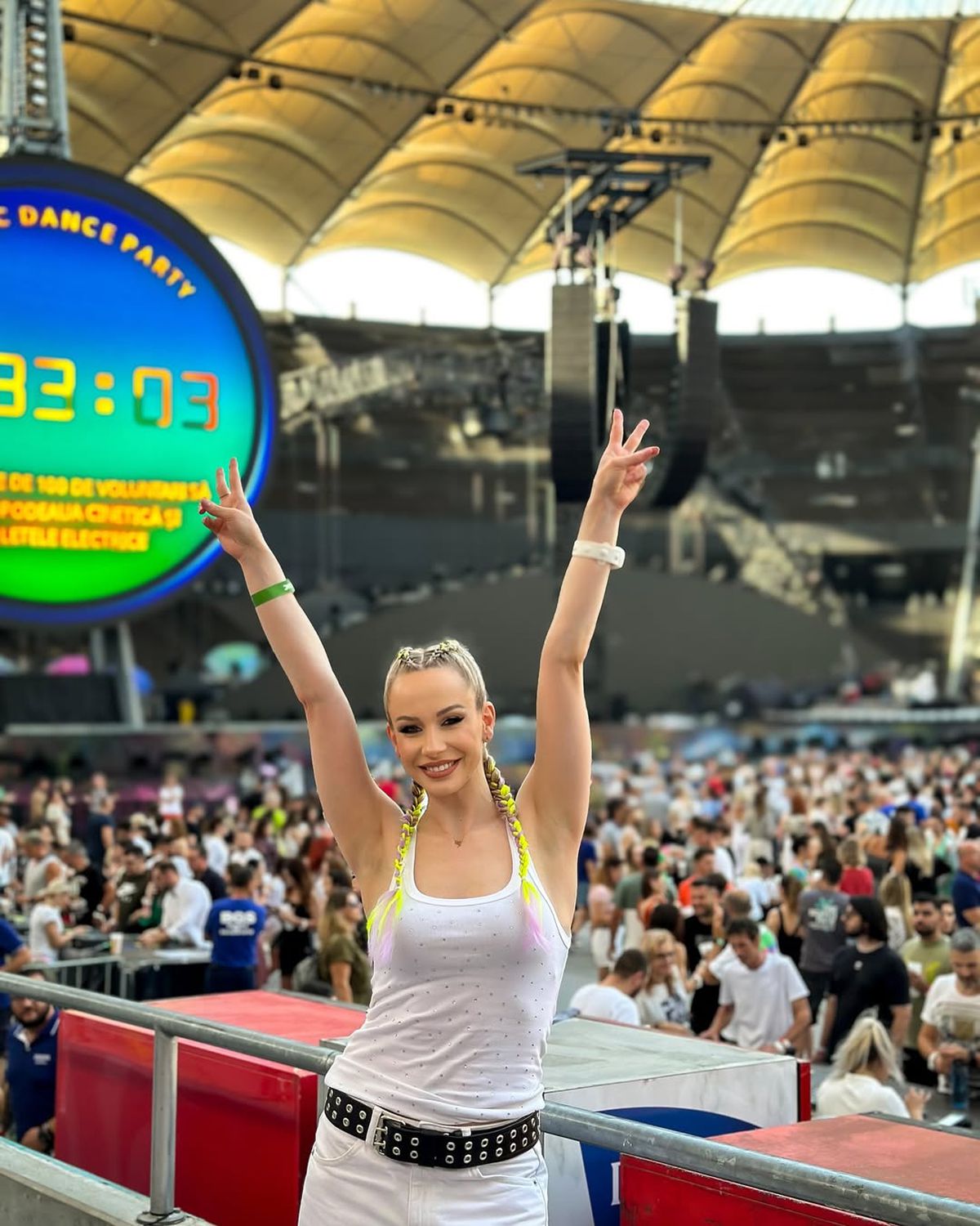 Sandra Izbașa, apariție de senzație pe scena de la Sala Palatului, alături de Andreea Esca și Lidia Buble: „Campioana blondă”