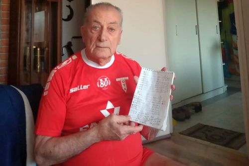 Christos Metskas cu caietul în care își ține toate rezultatele sezonului