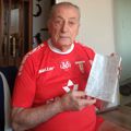 Christos Metskas cu caietul în care își ține toate rezultatele sezonului