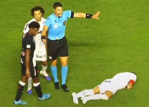 Neymar se prăbușește fără să fi fost atins de Thiago Mendes în meciul FC Santos - Vasco da Gama 2-1 / Foto: X Instagram portaludoacontece