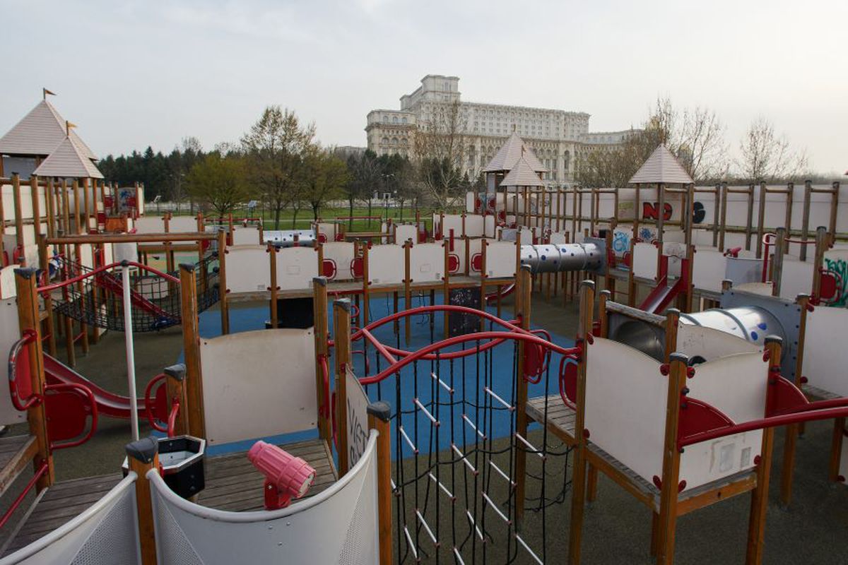Parcurile din București au fost închise, din cauza pandemiei de COVID-19