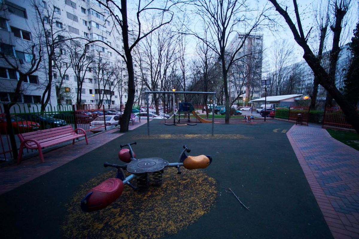 Parcurile din București au fost închise, din cauza pandemiei de COVID-19. Imaginile dezolante cu Arena Națională sub lacăt