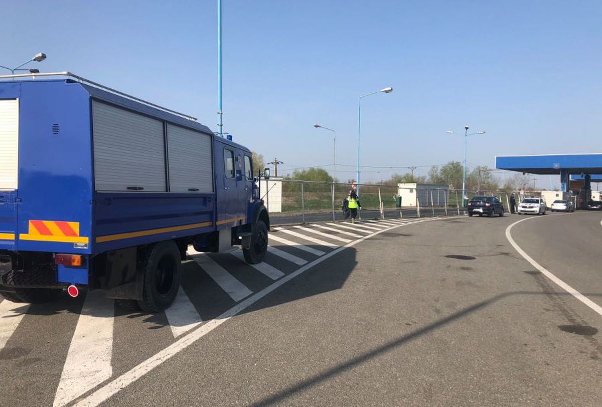 Imagine din lumea reală la Nădlac! Oamenii care intră în țară pe jos sunt duși la gară cu o remorcă trasă de un tractor, dezinfectată după cursă