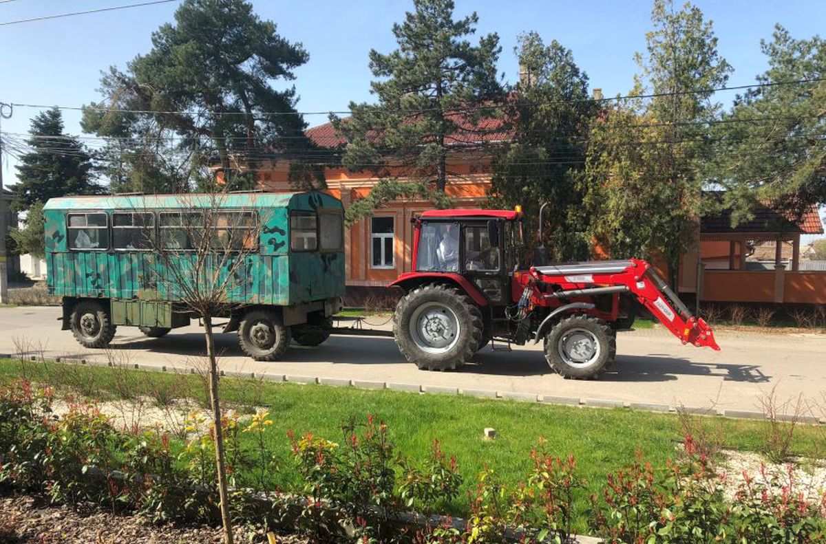 Imagine din lumea reală la Nădlac! Oamenii care intră în țară pe jos sunt duși la gară cu o remorcă trasă de un tractor, dezinfectată după cursă