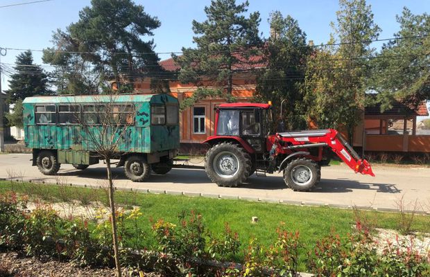 Imagine din lumea reală la Nădlac! Oamenii care intră în țară pe jos sunt duși la gară cu o remorcă trasă de un tractor, dezinfectată după cursă