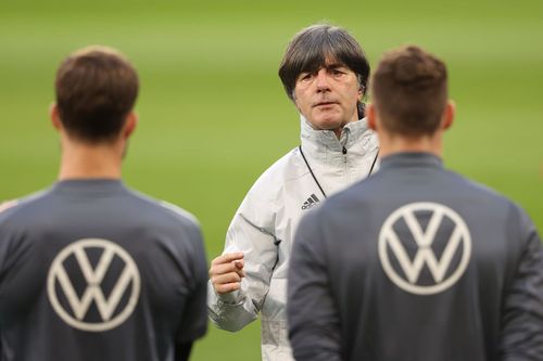 Tabloidul german Bild susține că selecționerul Joachim Low nu-l va titulariza în această seară, contra „tricolorilor”, pe Manuel Neuer, 35 de ani, și că va alege dintre Ter Stegen și Kevin Trapp.