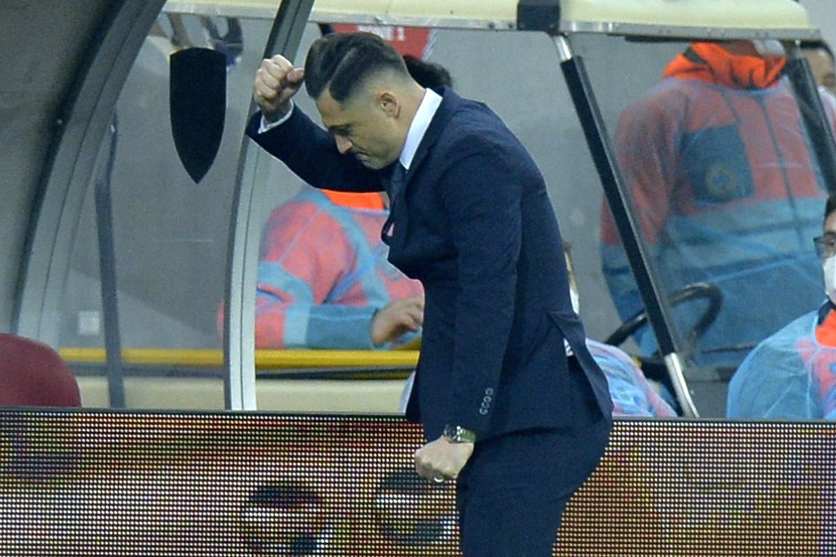 Rădoi, enervat în două momente: „Dă-le, bă, mingea!” + „Sunt lucruri care nu se văd la TV”